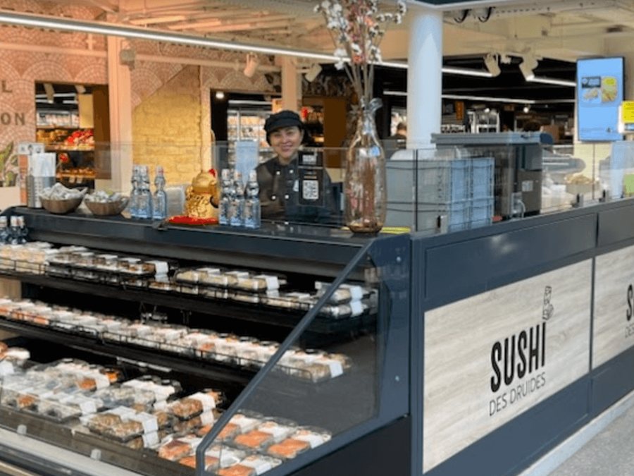 Le comptoir du kiosque Sushi des Druides à l’intérieur du magasin