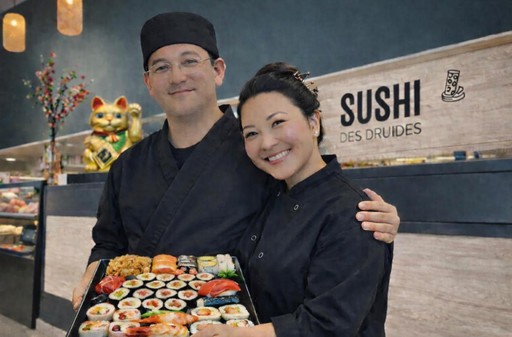 L’équipe Sushi des Druides devant le kiosque du Super U de Carnac, un plateau de sushis à la main